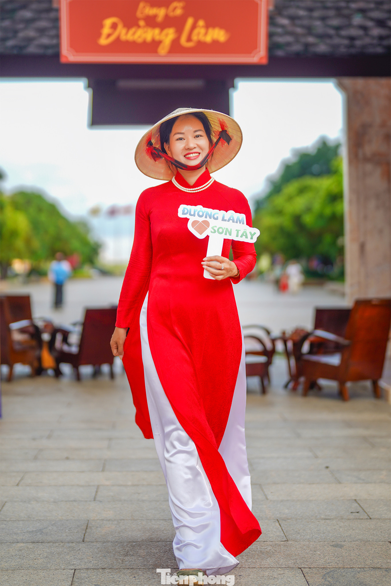 Chị Hà Thị Thu Hương, HDV du lịch làng cổ Đường Lâm (thuộc BQL Di tích làng cổ Đường Lâm, UBND TX Sơn Tây, TP Hà Nội) thả dáng tại chiếc cổng biểu tượng ngôi làng nổi tiếng.