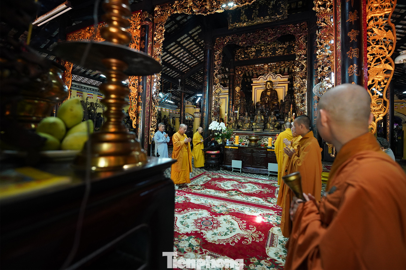 Trong chùa có 113 pho tượng cổ, chủ yếu là tượng gỗ, trong đó có 7 tượng đồng. Có nhiều tượng có giá trị như: Tượng Phật A-di-đà, Phật Thích-ca, Di-lặc Bồ-tát; Thế Chí Bồ-tát, Quan Thế Âm Bồ-tát, Địa Tạng Vương Bồ-tát, bộ tượng Cửu Long (đúc bằng đồng), bộ tượng mười tám vị La-hán, tượng Thập điện Diêm vương, tượng Tổ sư Đạt-ma, tượng Long Vương...