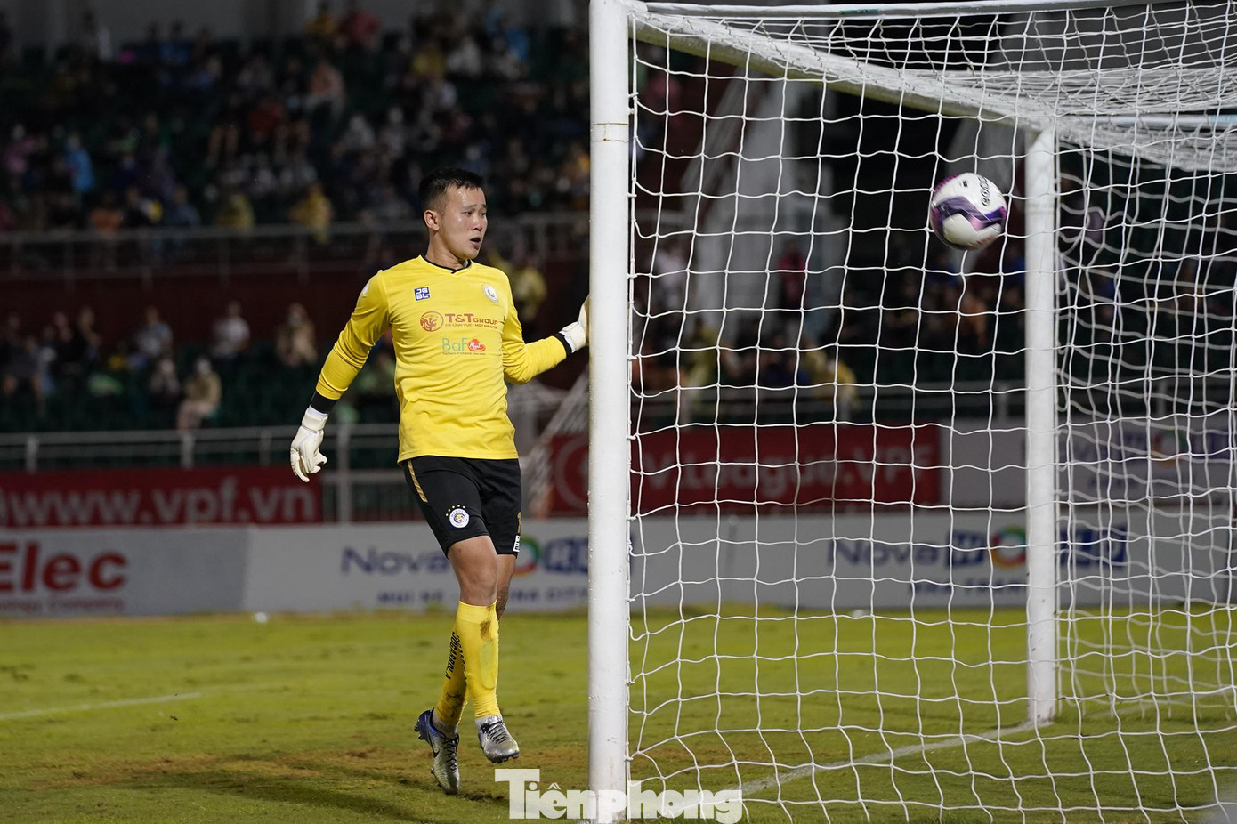 ...rất may, cú sút của Silva không chính xác. ...rất may, cú sút của Silva không chính xác.