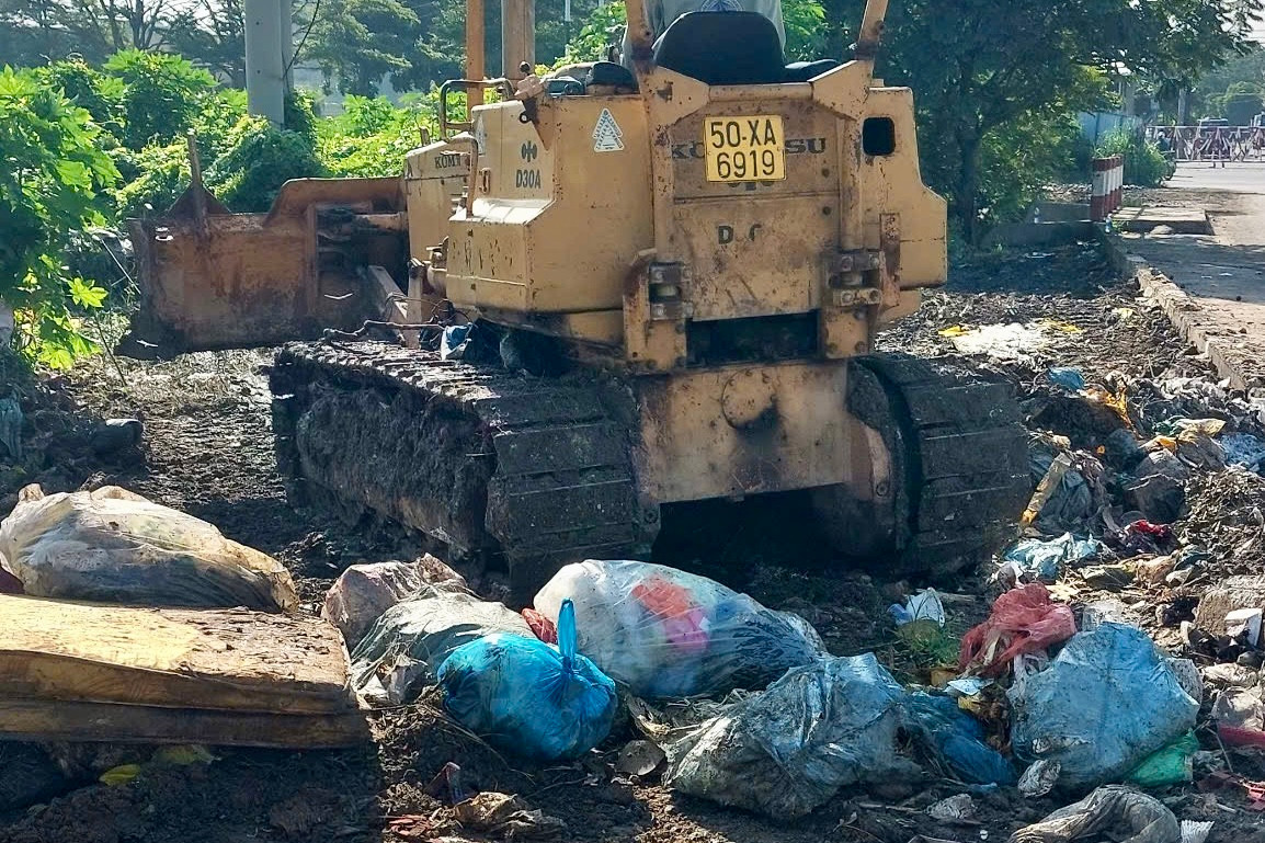 Lãnh đạo phường Bình Hưng Hoà cho biết đã phối hợp với công ty Môi trường Đô thị TPHCM tổ chức dọn sạch rác.