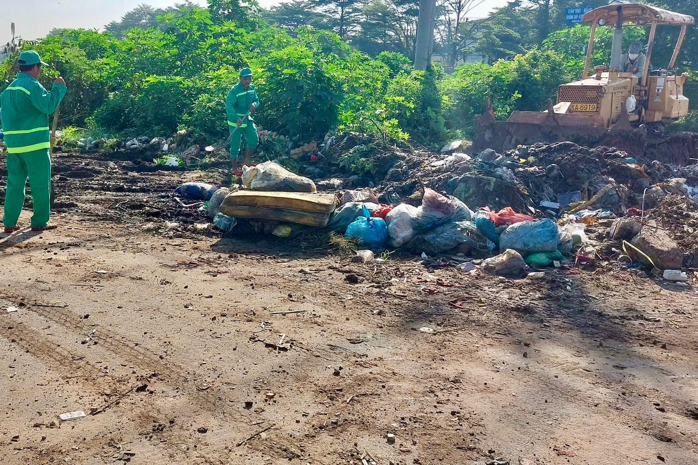 Lãnh đạo phường Bình Hưng Hoà cho biết đã phối hợp với công ty Môi trường Đô thị TPHCM tổ chức dọn sạch rác.