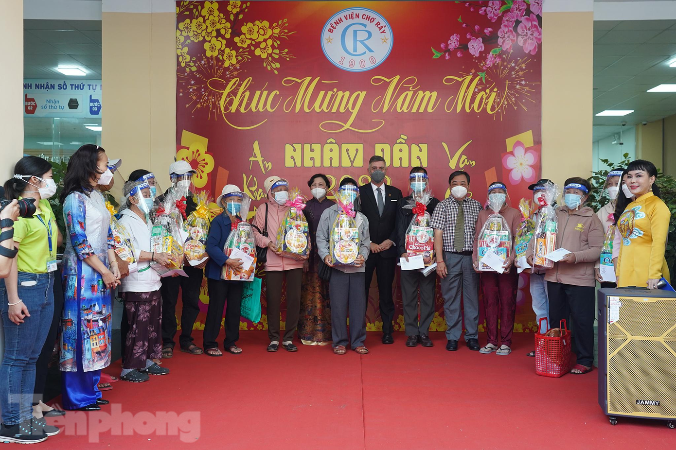 Nghệ sĩ Việt Hương trong vai trò người dẫn chương trình trao 170 phần quà cho bệnh nhân khó khăn, đón tết xa quê tại đường hoa bệnh viện Chợ Rẫy.