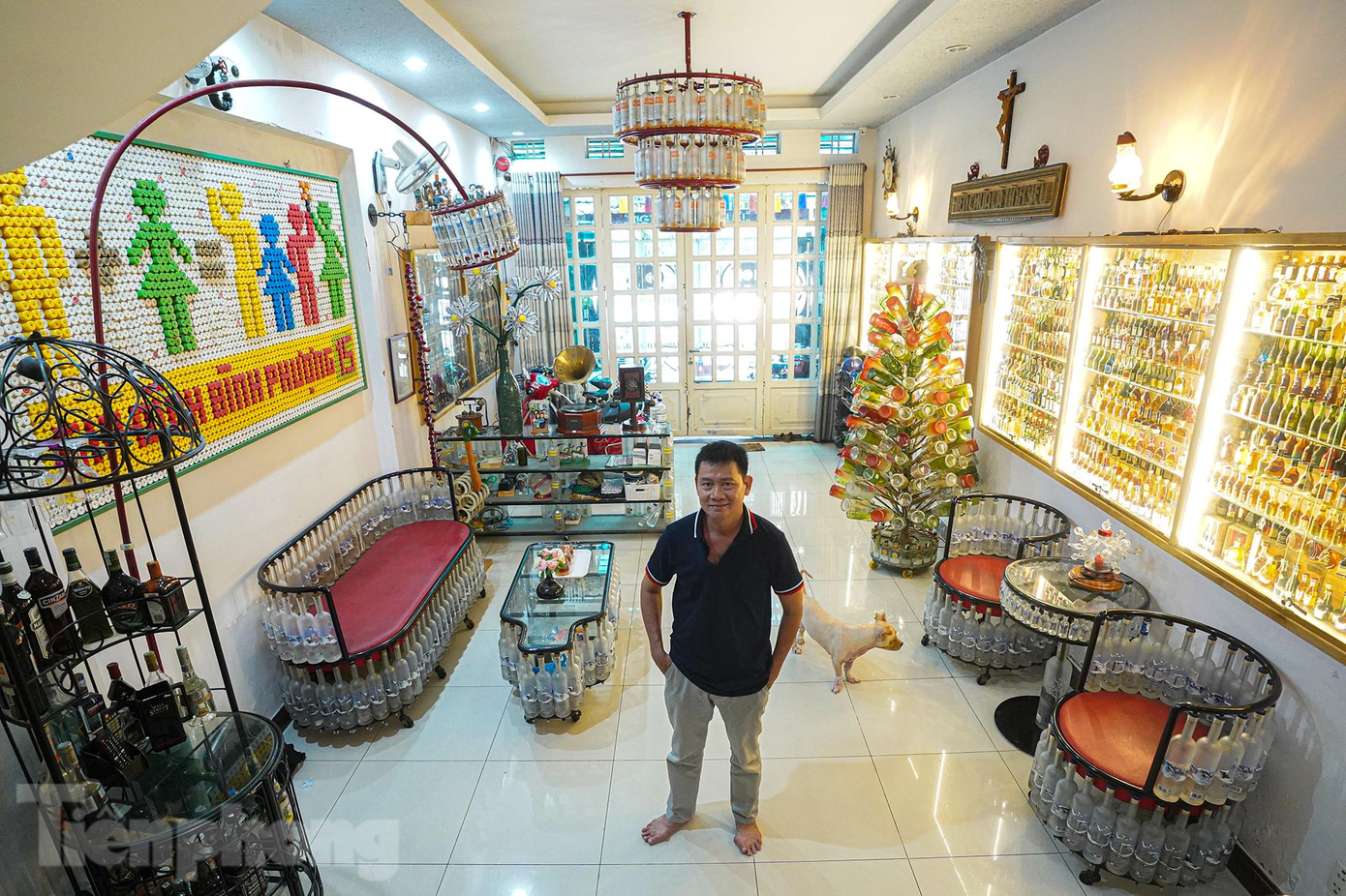 Sản phẩm đầu tiên mà ông Bình làm là bộ bàn ghế tiếp khách, vì là lần đầu tiên làm nên ông mất khá nhiều thời gian để mày mò, thực hiện. Phải mất 2 năm để hoàn thành bộ bàn ghế này.