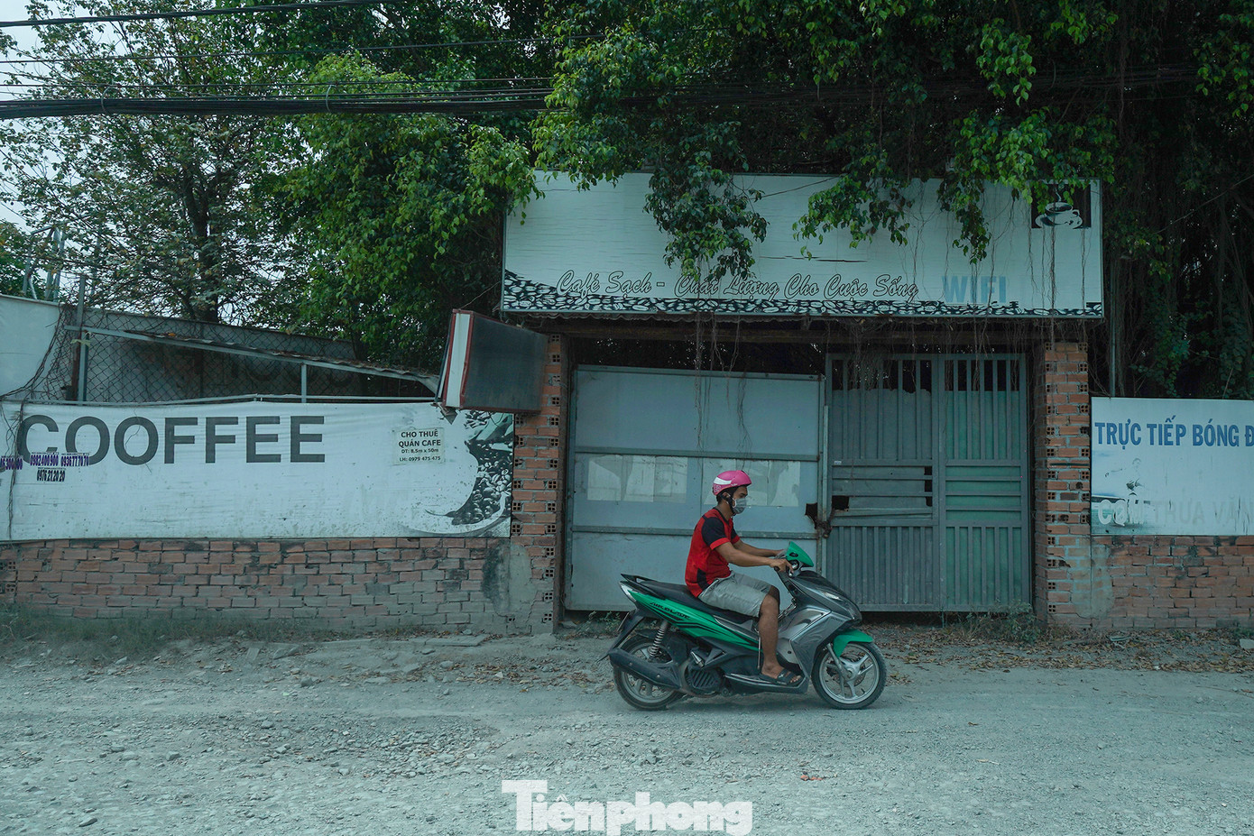 Nhiều hộ kinh doanh không chịu nổi phải trả mặt bằng, chủ mặt bằng cũng khó tìm được khách thuê.