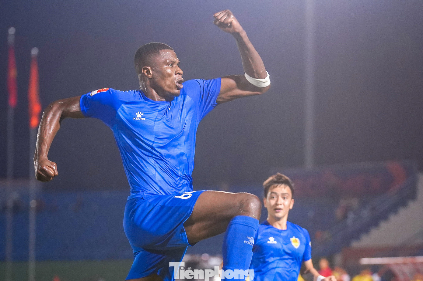 Pha dứt điểm của cầu thủ Quảng Nam bị thủ môn Minh Toàn cản phá, trung vệ Janclesio trong nỗ lực lui về phá bóng trên vạch vôi vô tình trở thành đá phản lưới nhà.