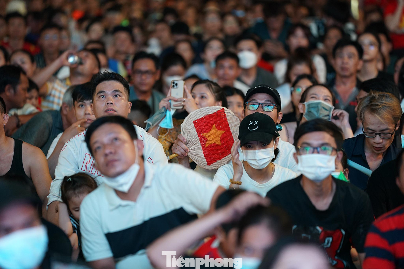 Thời tiết TPHCM tối 8/6 đứng gió, trời khá oi bức. Thời tiết TPHCM tối 8/6 đứng gió, trời khá oi bức.