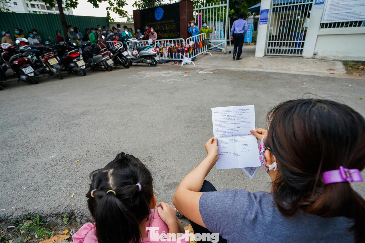 "Do tỷ lệ rút BHXH một lần luôn cao, nên từ năm 2011 tới nay dù số NLĐ tham gia BHXH có tăng nhưng chậm. Với số NLĐ mất việc về quê đợt dịch COVID-19 cuối năm 2021, có thể tỷ lệ rút BHXH 1 lần nửa cuối năm nay sẽ còn cao hơn", chuyên gia này nhận định. "Do tỷ lệ rút BHXH một lần luôn cao, nên từ năm 2011 tới nay dù số NLĐ tham gia BHXH có tăng nhưng chậm. Với số NLĐ mất việc về quê đợt dịch COVID-19 cuối năm 2021, có thể tỷ lệ rút BHXH 1 lần nửa cuối năm nay sẽ còn cao hơn", chuyên gia này nhận định.