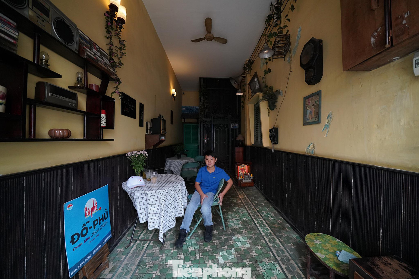 Không gian bảo tàng giữ nguyên bản kiến trúc, thiết kế của ngày xưa. Phía sau du khách nhí này chính là chiếc thang máy cổ vẫn còn hoạt động bình thường.