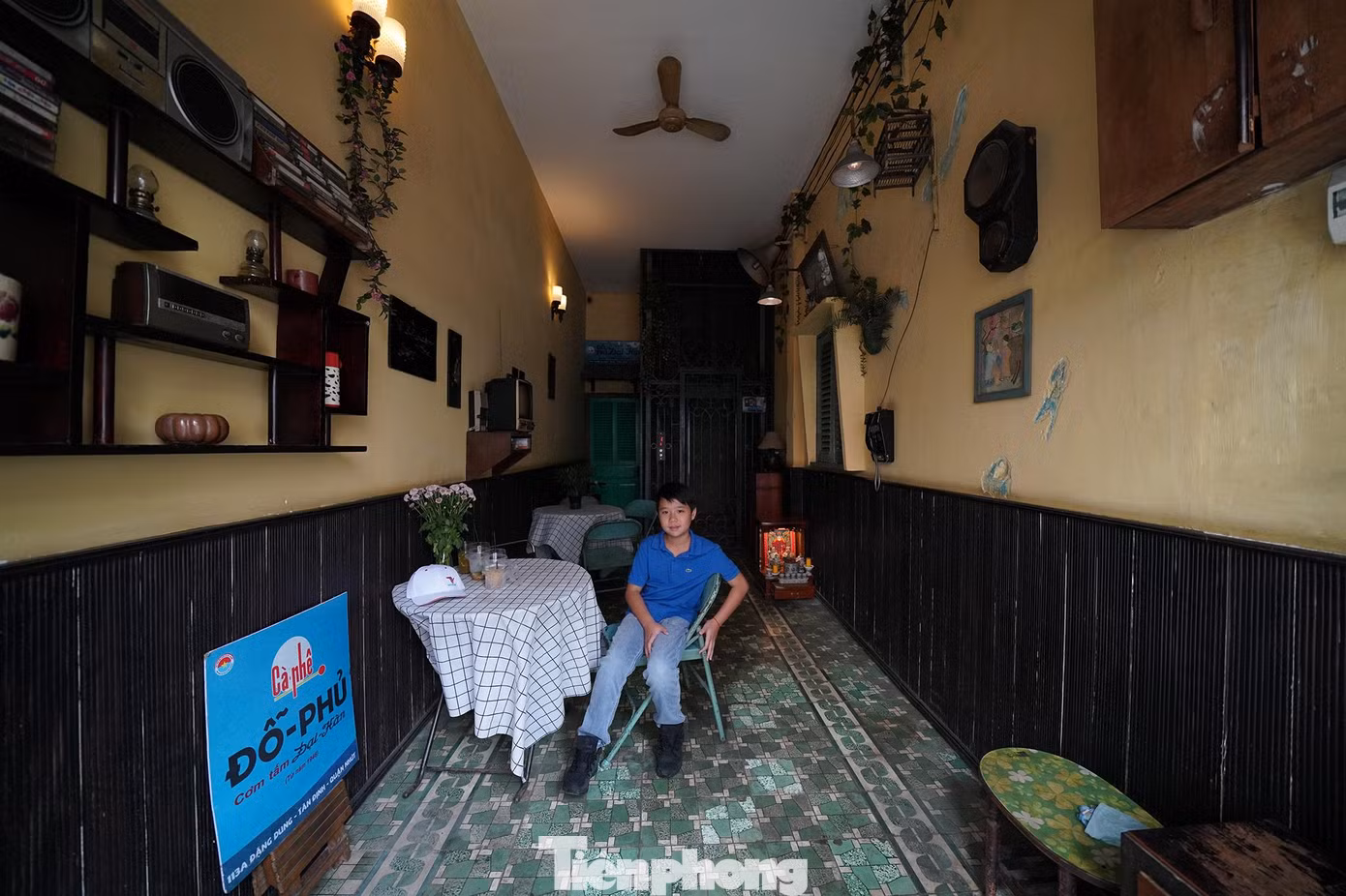 Không gian bảo tàng giữ nguyên bản kiến trúc, thiết kế của ngày xưa. Phía sau du khách nhí này chính là chiếc thang máy cổ vẫn còn hoạt động bình thường. Không gian bảo tàng giữ nguyên bản kiến trúc, thiết kế của ngày xưa. Phía sau du khách nhí này chính là chiếc thang máy cổ vẫn còn hoạt động bình thường.