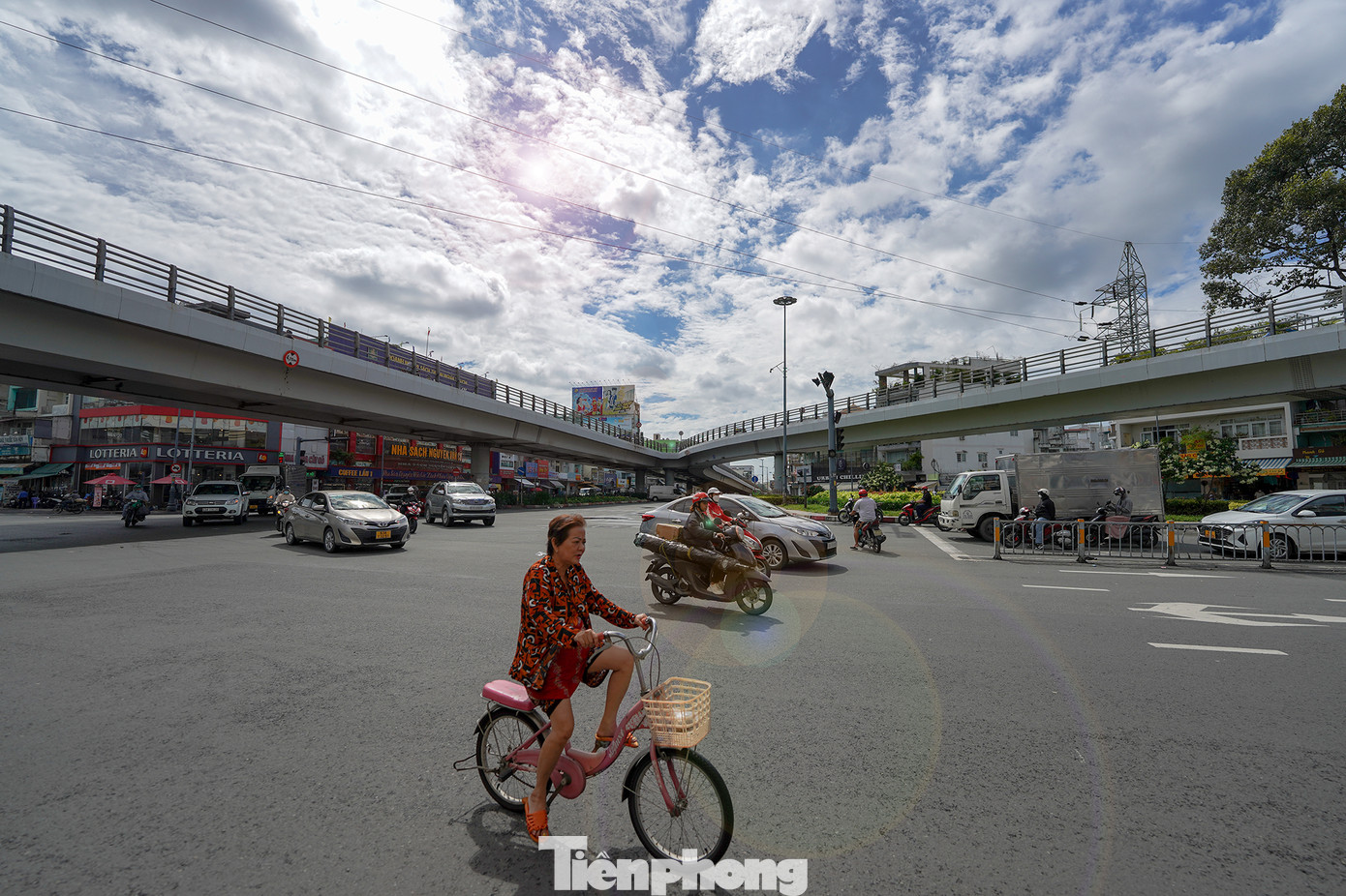 Cầu vượt Cây Gõ là cầu thiết kế theo hình dáng chữ Y thứ 2 tại TPHCM, một kiểu thiết kế hiếm thấy tạo nên điểm nhấn độc đáo cho đô thị sôi động bậc nhất cả nước.