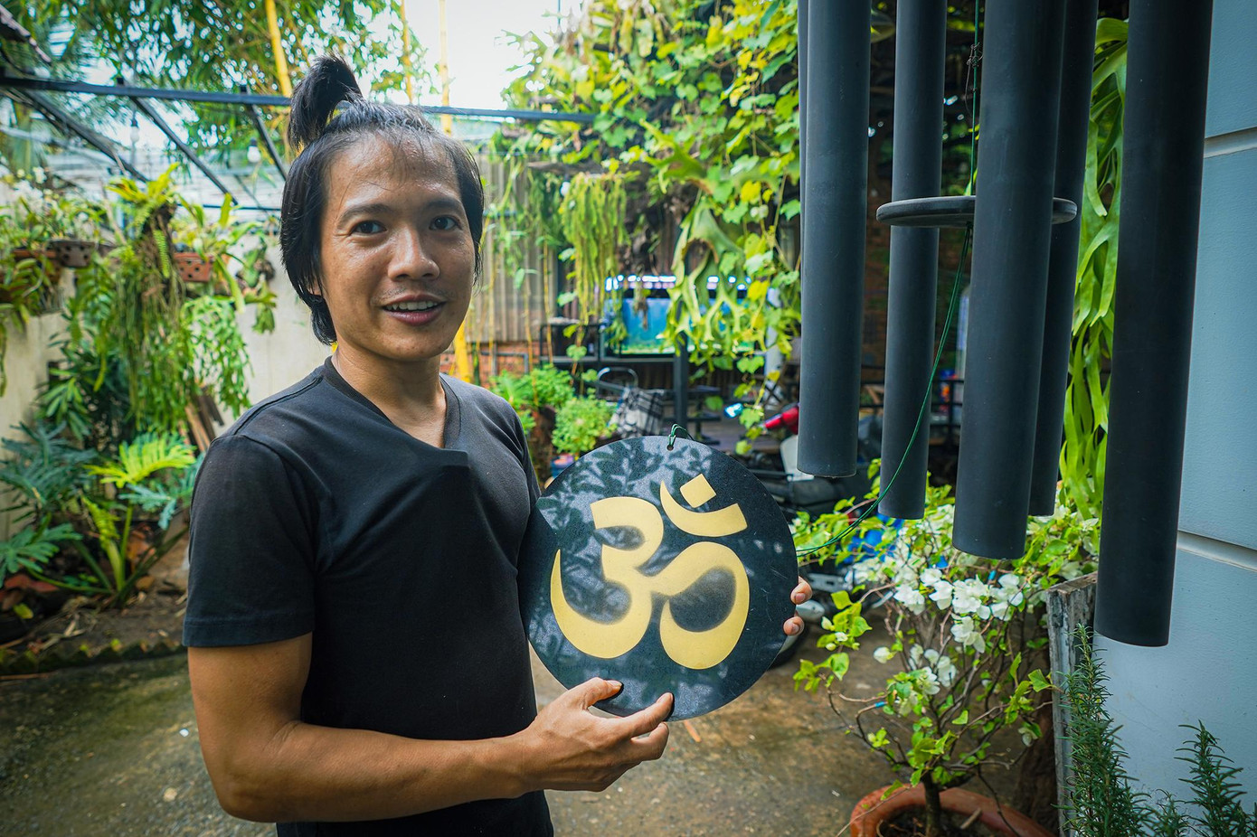 Cũng theo anh Hồng Đức, âm nhạc là một trong những liều thuốc trị liệu cho tất cả mọi người và rất dễ tiếp nhận vì chữ “dược” là từ chữ “nhạc” mà ra (theo Hán ngữ), từ xưa ông bà đã dùng âm thanh để chữa bệnh.