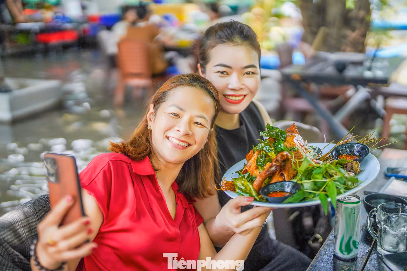 Nhóm của anh Nguyễn Tuấn (ngụ quận 12), chị Thảo Minh (áo đen) và chị Na Bin (cùng ngụ huyện Hóc Môn) tranh thủ ngày cuối tuần đến đây trải nghiệm mùa nước nổi và thưởng thức món gà nướng O Thum có nguồn gốc từ Campuchia. Nguyên liệu được làm từ gà ta lấy từ Bến Tre.