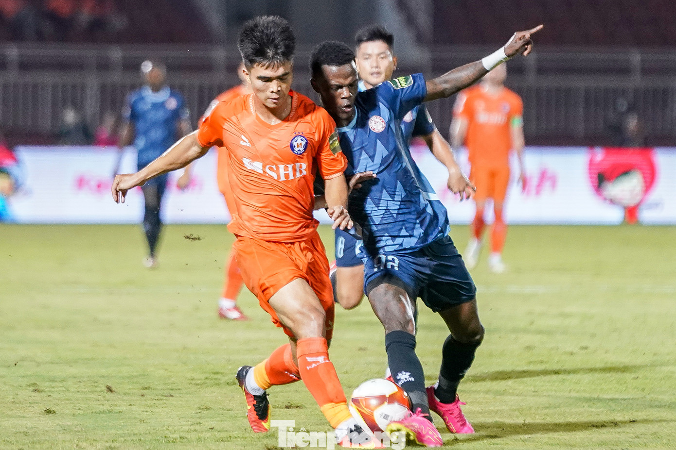 Trong 10 phút đầu đội chủ nhà TPHCM gần như chưa có pha tấn công nào đáng kể trên phần sân của đội khách. Trong 10 phút đầu đội chủ nhà TPHCM gần như chưa có pha tấn công nào đáng kể trên phần sân của đội khách.