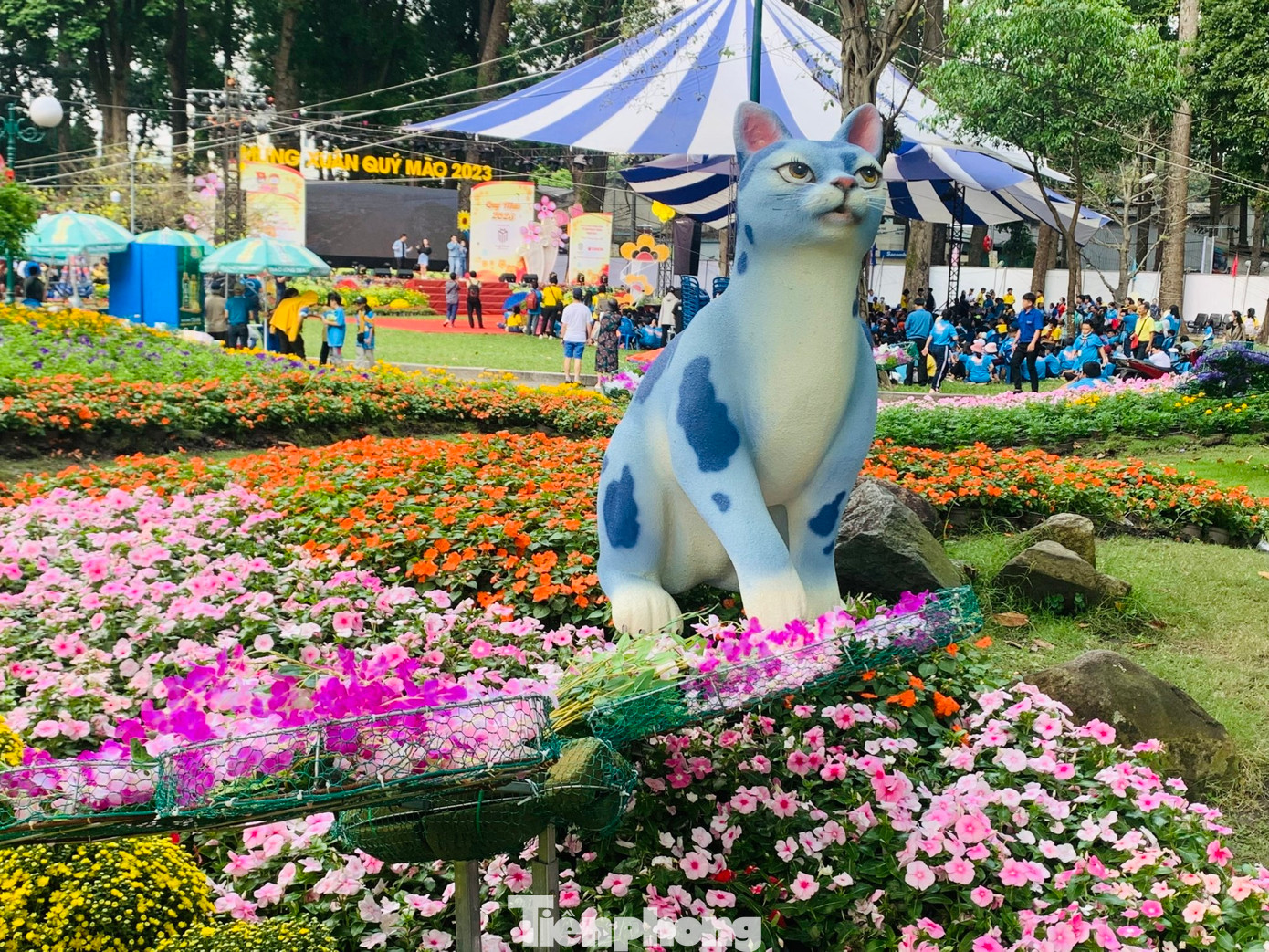 Hội hoa Xuân với chủ đề &quot;Xuân an vui - Xuân thịnh vượng&quot; lấy cảm hứng từ sự vươn lên chiến thắng đại dịch COVID-19, phục hồi và phát triển kinh tế, văn hóa xã hội của thành phố mang tên Bác.