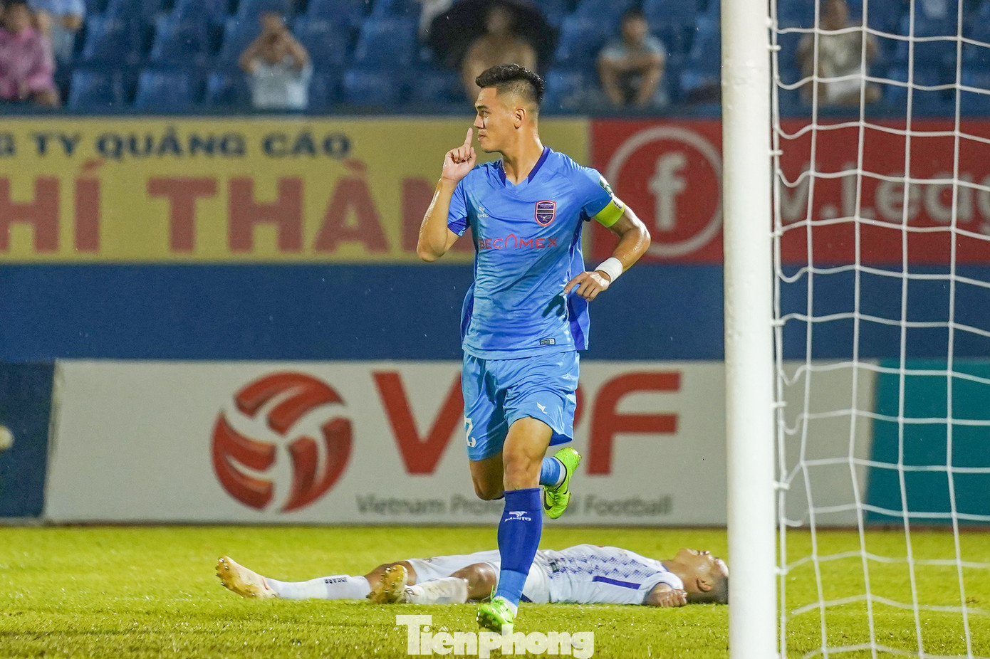 Phút 73, từ đường chuyền thông minh của Rimario Gordon, Tiến Linh đi bóng vượt qua Bùi Tấn Trường trước khi dứt điểm vào lưới trống mở tỉ số trận đấu. Phút 73, từ đường chuyền thông minh của Rimario Gordon, Tiến Linh đi bóng vượt qua Bùi Tấn Trường trước khi dứt điểm vào lưới trống mở tỉ số trận đấu.