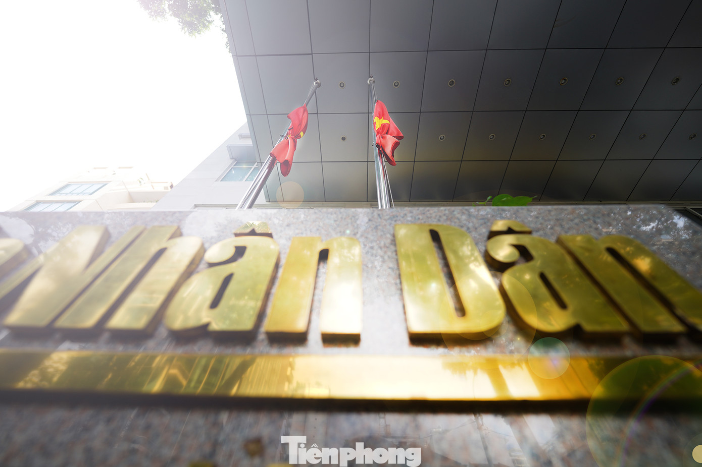 Trên trục đường Phạm Ngọc Thạch (quận 3, TPHCM), nhiều cơ quan đã treo cờ rủ, dừng các hoạt động vui chơi, họp mặt.