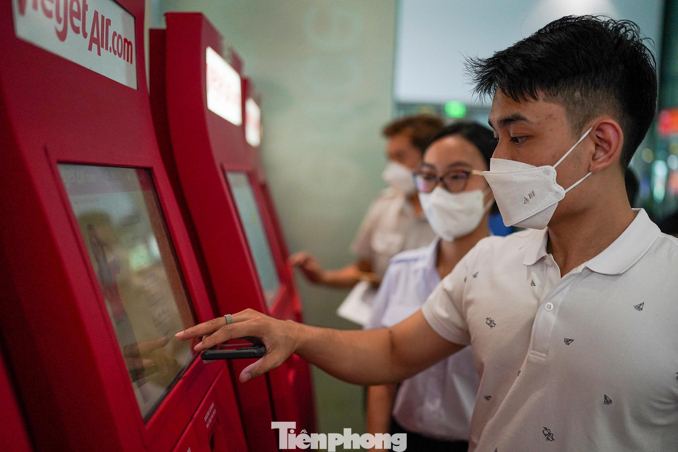 Anh Nguyễn Thành Đạt (ngụ quận Bình Tân) đang làm thủ tục trực tuyến cho biết những ngày này mua được vé máy bay khá khó khăn. Hôm nay, anh bay chuyến TPHCM-Hải Phòng nhưng vẫn chưa đặt được vé chiều về.