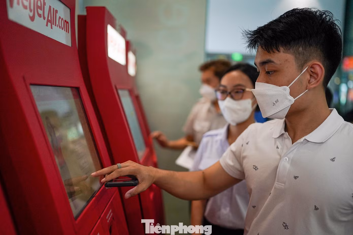 Anh Nguyễn Thành Đạt (ngụ quận Bình Tân) đang làm thủ tục trực tuyến cho biết những ngày này mua được vé máy bay khá khó khăn. Hôm nay, anh bay chuyến TPHCM-Hải Phòng nhưng vẫn chưa đặt được vé chiều về.