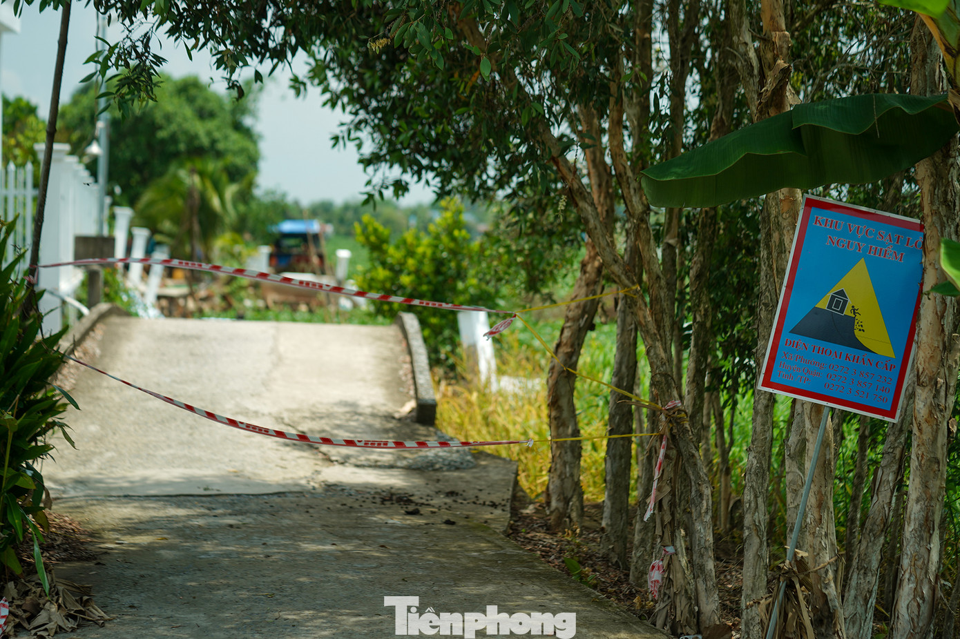 Ban Chỉ huy PCTT và TKCN huyện Thạnh Hoá, UBND xã Thuỷ Đông đã cắm biển cảnh báo sạt lở, căng dây và chiếu sáng 2 đầu điểm sạt lở để cảnh báo người dân không đi vào khu vực đang xảy ra sạt lở và có nguy cơ xảy ra sạt lở.