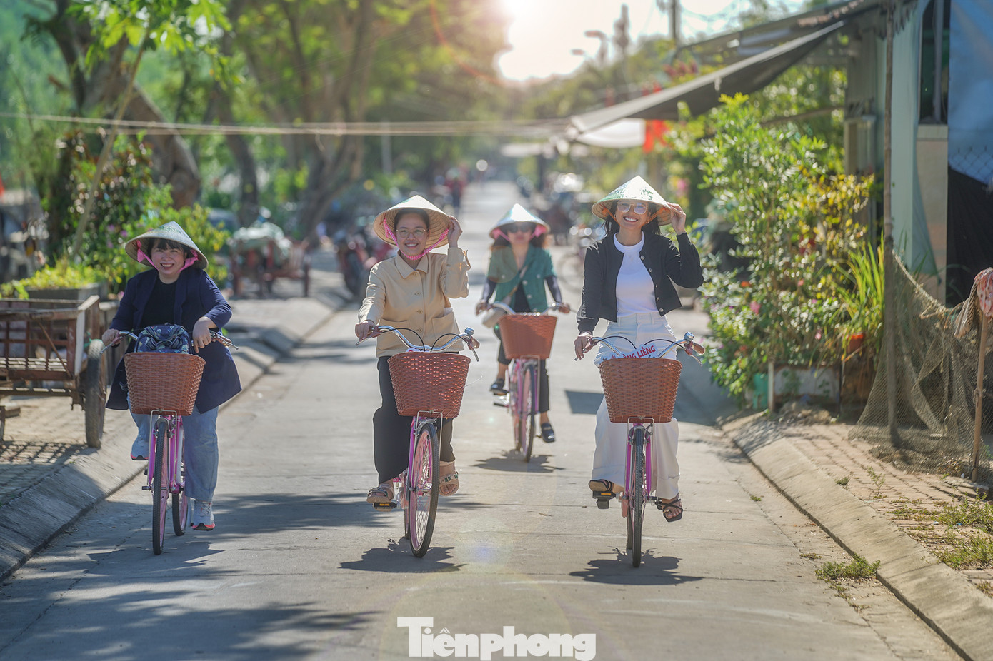 Vừa đặt chân lên ấp đảo, du khách sẽ nhận xe đạp lượn một vòng qua các địa điểm "check-in" với đoạn đường dài khoảng 4km độc đạo hình oval uốn quanh những ruộng muối, sông, rạch và rừng ngập mặn. "Tranh thủ kỳ nghỉ này, tôi có việc xuống TPHCM, sẵn kết hợp khám phá ấp đảo này", bạn HBella HDok (áo trắng, người Ê Đê, ngụ TP Buôn Ma Thuột) chia sẻ.