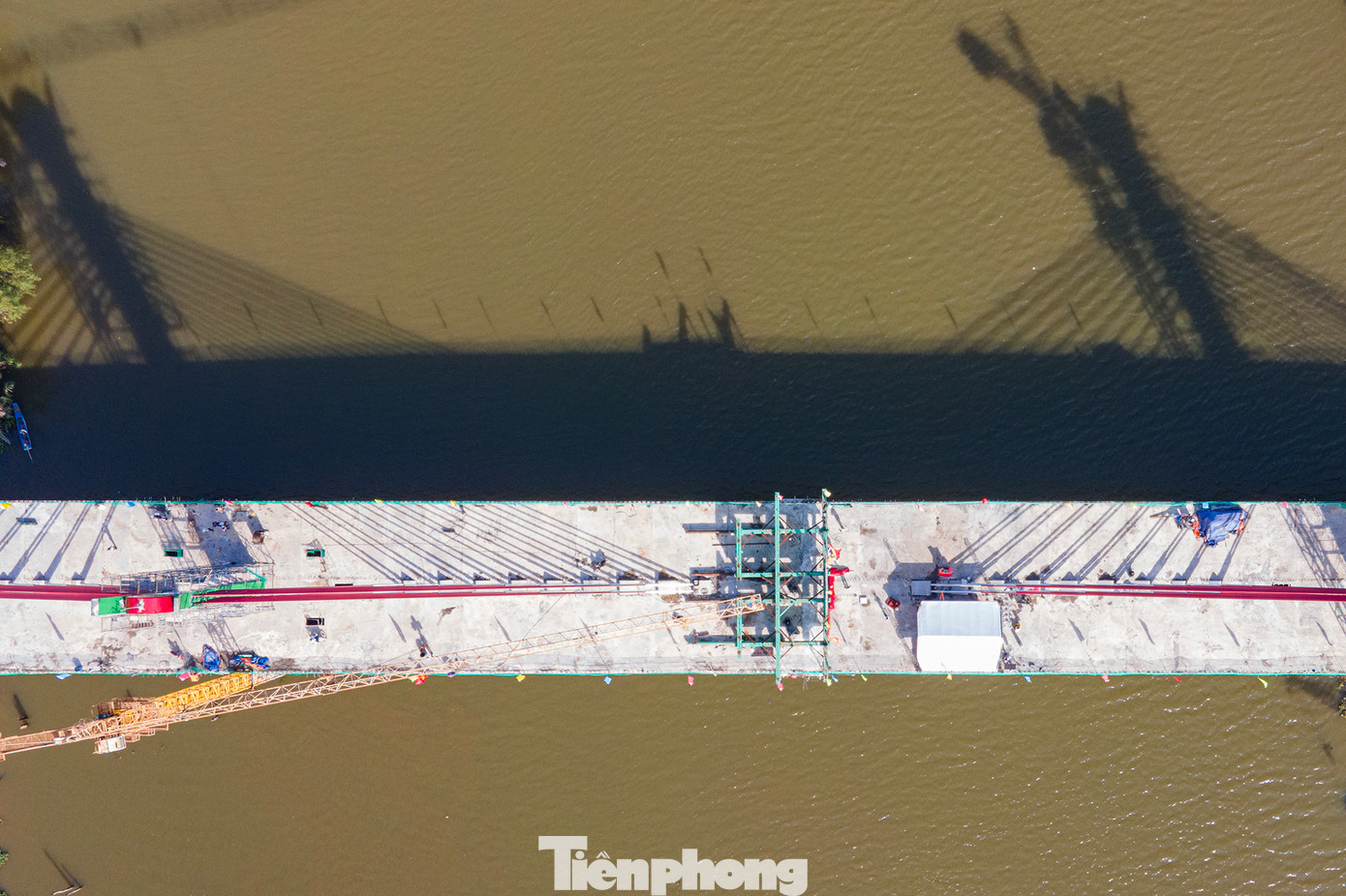 Dự án cầu bắc qua sông Vàm Cỏ Tây có giá trị dự toán gần 576 tỷ đồng (gồm cả phần đường dẫn và phần cầu), riêng chi phí xây dựng hơn 564 tỷ đồng; trong đó, phần cầu được thiết kế quy mô 4 làn xe, chiều dài hơn 436m, tải trọng thiết kế HL.93; phần đường dẫn dài gần 1,6km, mặt đường rộng 14m, vận tốc thiết kế 60km/h. Dự án cầu bắc qua sông Vàm Cỏ Tây có giá trị dự toán gần 576 tỷ đồng (gồm cả phần đường dẫn và phần cầu), riêng chi phí xây dựng hơn 564 tỷ đồng; trong đó, phần cầu được thiết kế quy mô 4 làn xe, chiều dài hơn 436m, tải trọng thiết kế HL.93; phần đường dẫn dài gần 1,6km, mặt đường rộng 14m, vận tốc thiết kế 60km/h.