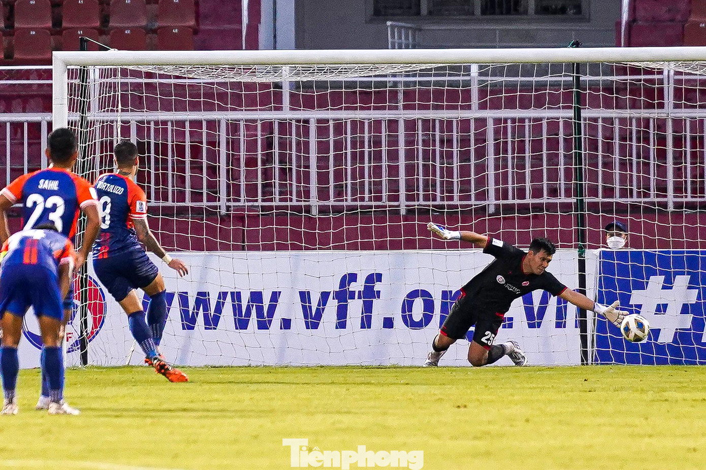 Phút thứ 15, Hougang United được hưởng phạt đền sau tình huống Suhaimi va chạm với Nguyễn Đức Hoàng Minh trong vùng cấm. Trên chấm 11m, Bortoluzo đánh bại Quàng Thế Tài để mở tỉ số trận đấu.