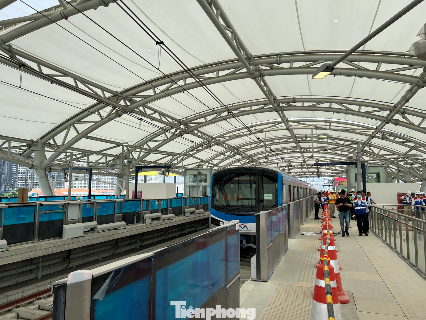 Tàu Metro tại ga Ba Son. Tàu Metro tại ga Ba Son.