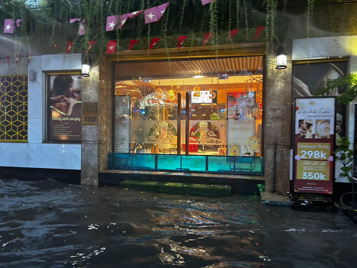 Biển nước trước một cơ sở kinh doanh.