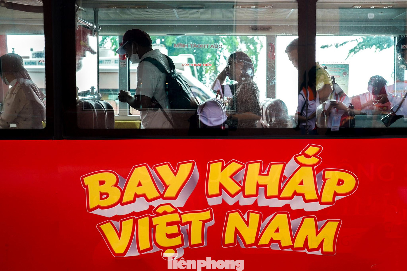 Đoàn du khách tập trung tại bến Bạch Đằng để lên xe buýt hai tầng tham quan thành phố sáng 7/9.