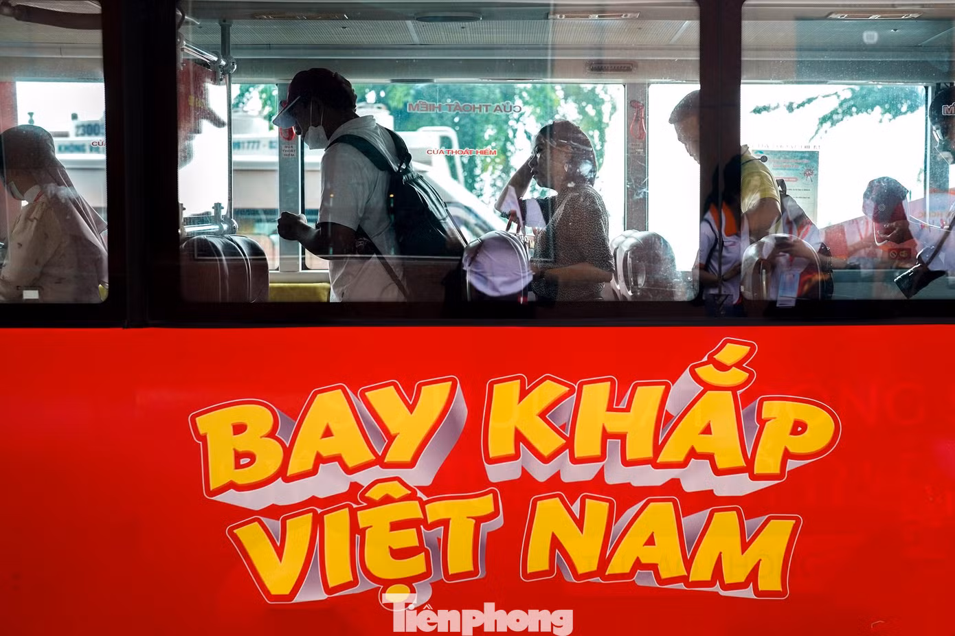 Đoàn du khách tập trung tại bến Bạch Đằng để lên xe buýt hai tầng tham quan thành phố sáng 7/9.