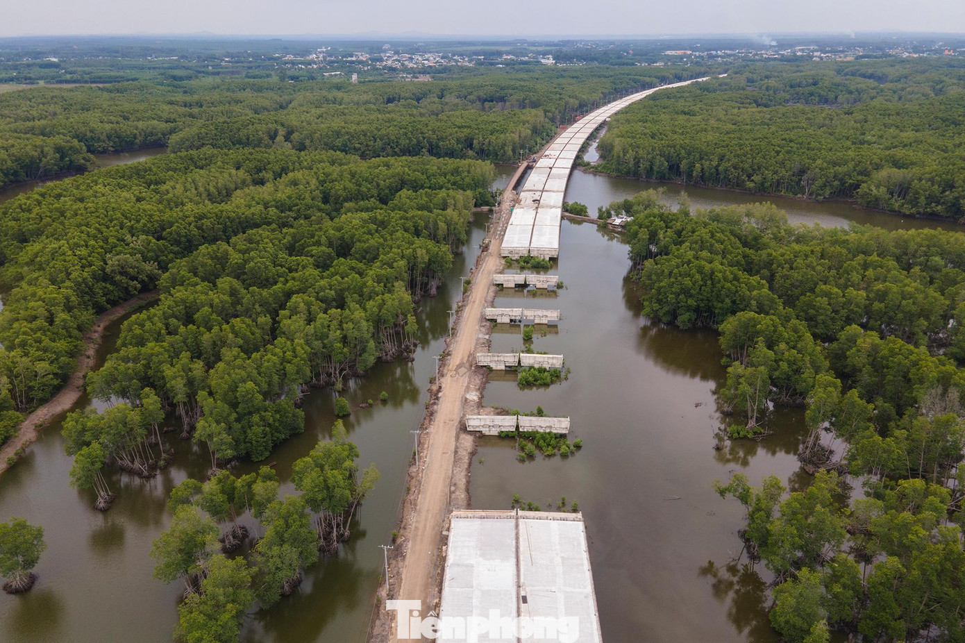 Đoạn đi xuyên qua rừng đước thuộc huyện Long Thành, đoạn gần cuối cao tốc vẫn còn 5 nhịp chưa liền mạch.