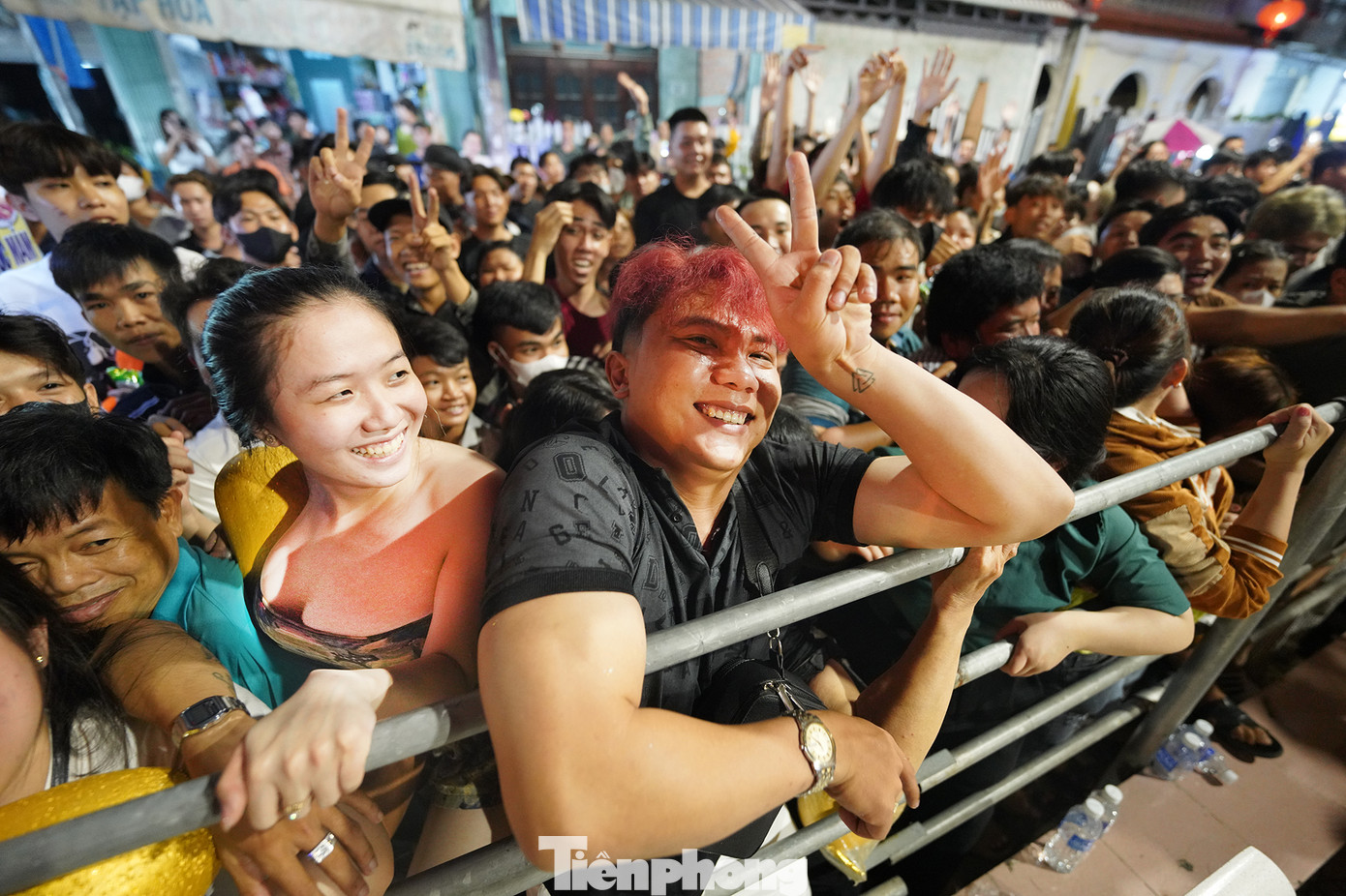 Hàng nghìn người dân và du khách đứng chờ nhiều giờ để được nhận lộc sau khi thực hiện các nghi thức kết thúc lễ hội.