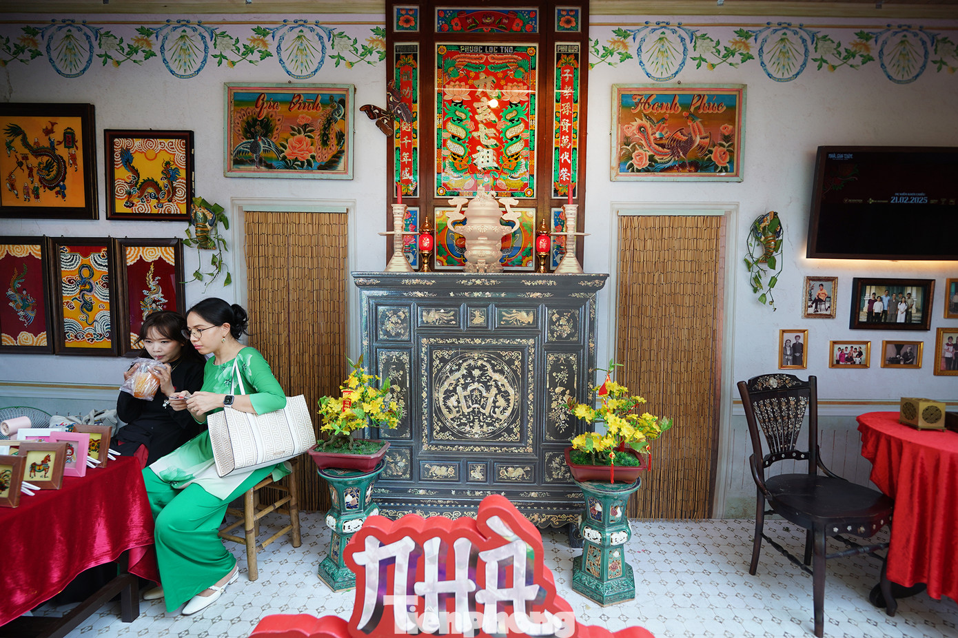 Phố Ông Đồ phía trước Nhà Văn hóa Thanh Niên có nhiều gian hàng đầu tư thiết kế, bày trí công phu.