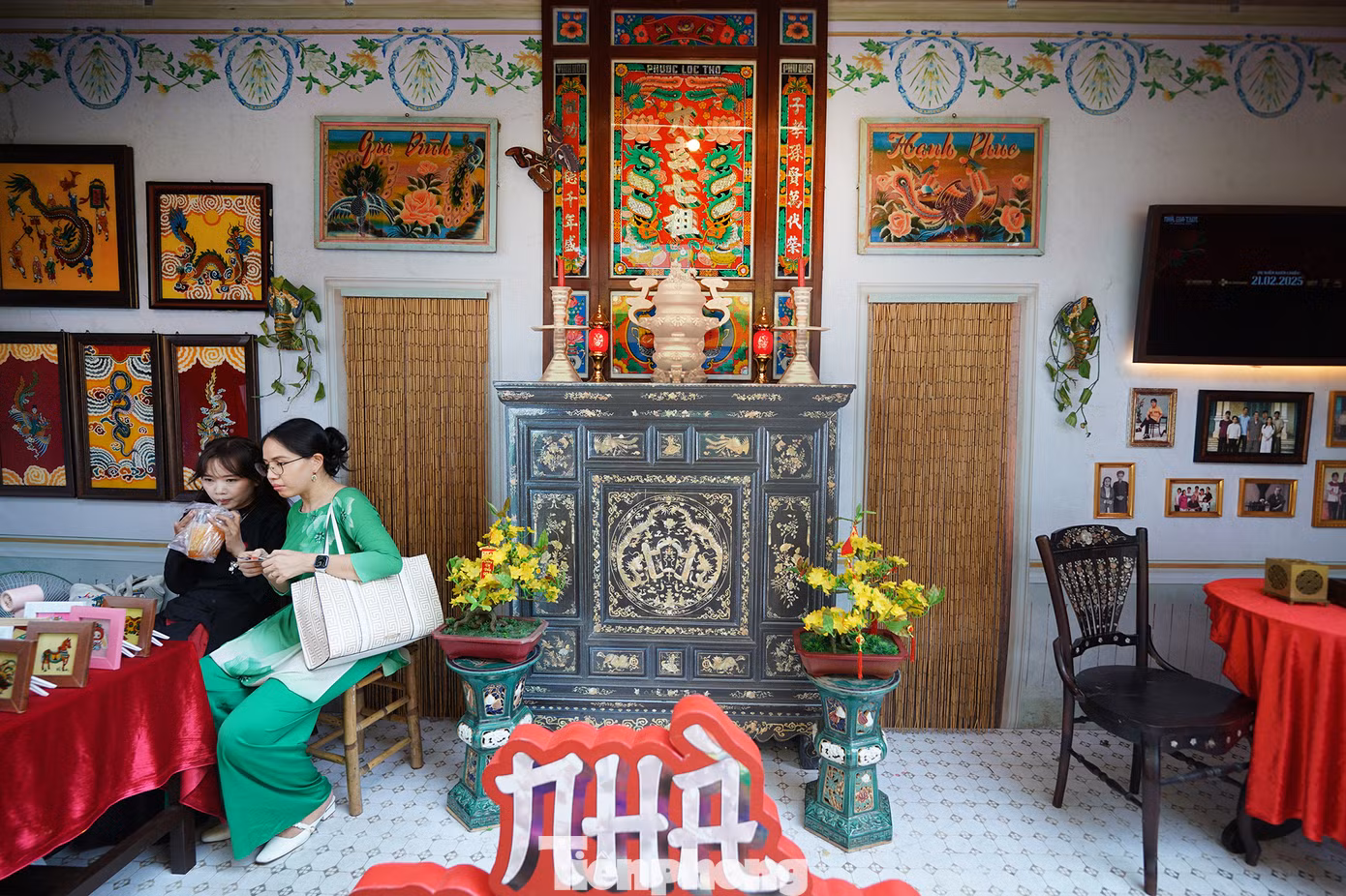 Phố Ông Đồ phía trước Nhà Văn hóa Thanh Niên có nhiều gian hàng đầu tư thiết kế, bày trí công phu. Phố Ông Đồ phía trước Nhà Văn hóa Thanh Niên có nhiều gian hàng đầu tư thiết kế, bày trí công phu.