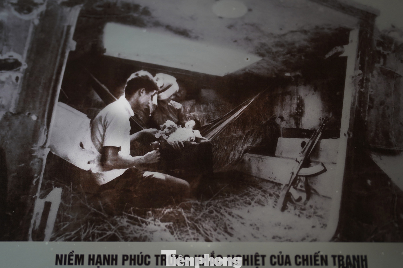 Những bức ảnh tư liệu ghi lại khoảnh khắc đẹp thời chiến gây ấn tượng mạnh với nhiều du khách.