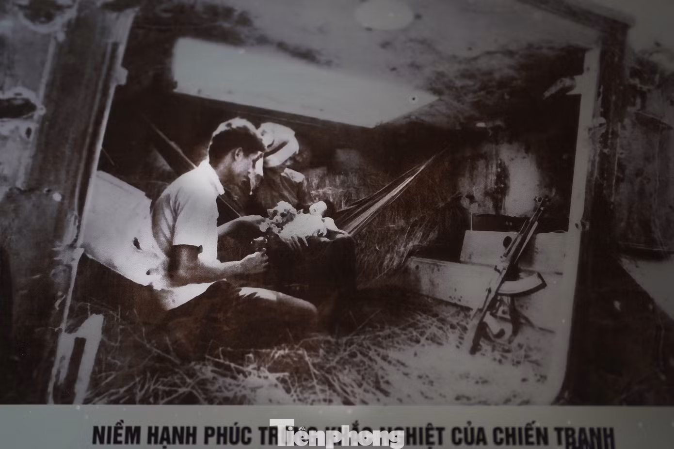Những bức ảnh tư liệu ghi lại khoảnh khắc đẹp thời chiến gây ấn tượng mạnh với nhiều du khách.