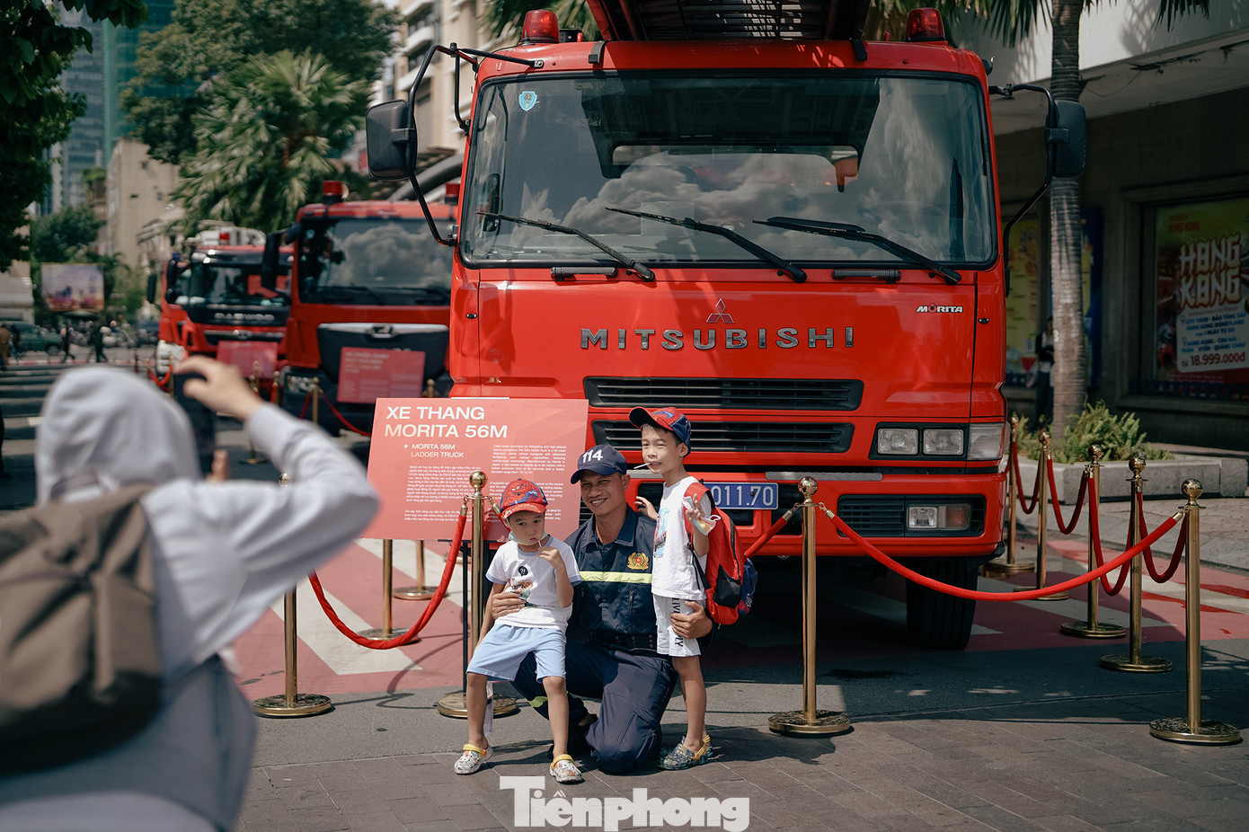 Cùng với hơn 20 hợp phần trải nghiệm ứng dụng công nghệ số và các màn trình diễn, đồng diễn đặc sắc, triển lãm đa giác quan và bảo tàng trưng bày “Vinh quang Công an nhân dân Việt Nam” đã góp phần giới thiệu đến người dân TPHCM hình ảnh hiện đại, chuyên nghiệp của lực lượng CAND. Cùng với hơn 20 hợp phần trải nghiệm ứng dụng công nghệ số và các màn trình diễn, đồng diễn đặc sắc, triển lãm đa giác quan và bảo tàng trưng bày “Vinh quang Công an nhân dân Việt Nam” đã góp phần giới thiệu đến người dân TPHCM hình ảnh hiện đại, chuyên nghiệp của lực lượng CAND.