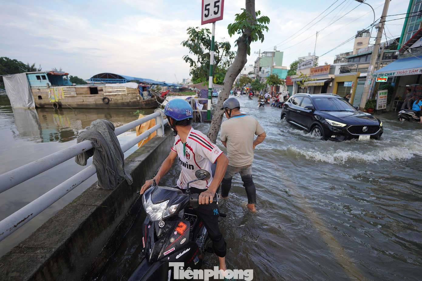 "Bị sóng từ mấy chiếc ô tô đánh nước vô ống bô nên xe chết máy luôn. Ngoài kênh thì bình yên, trên đường thì muốn... say sóng luôn", anh Tâm (ngụ huyện Nhà Bè) chia sẻ khi bị chết máy.