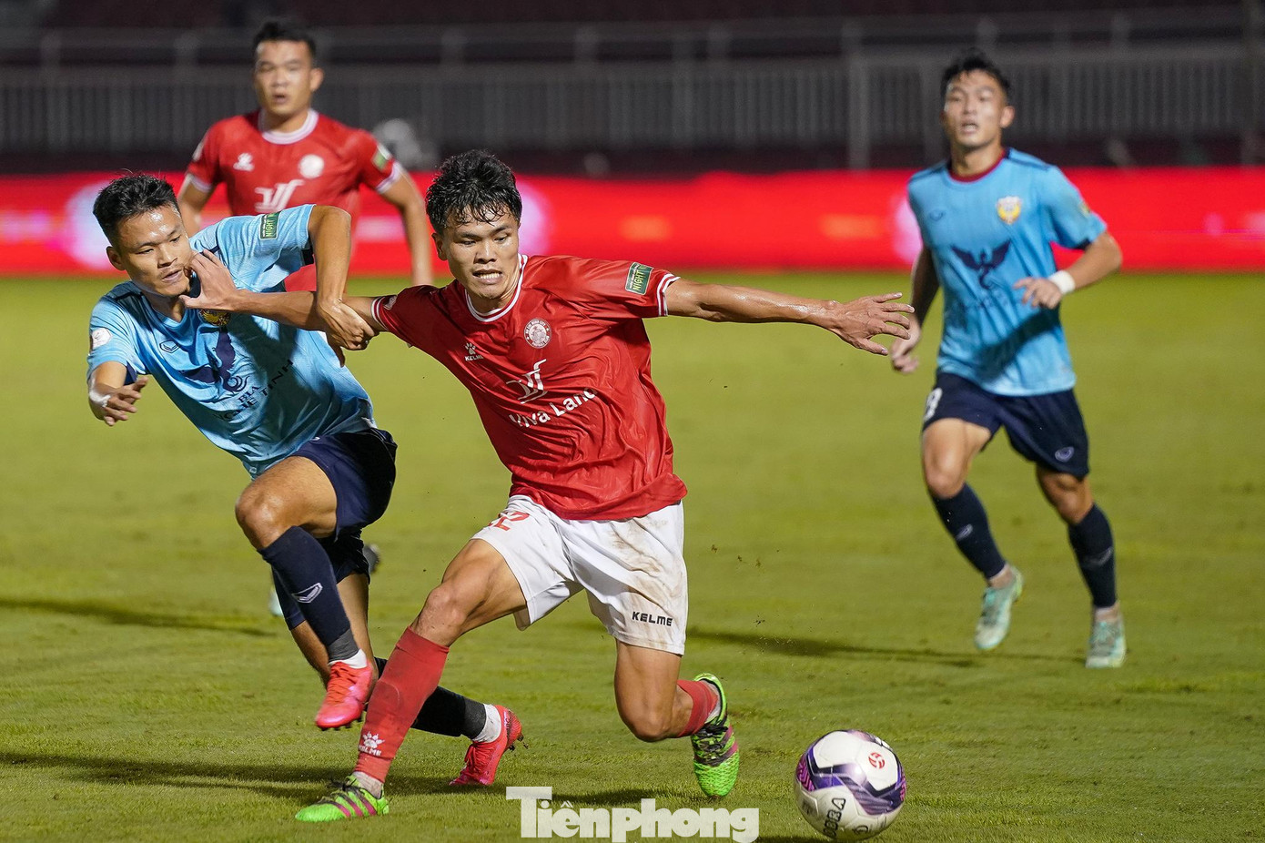 TPHCM dồn sức tấn công nhưng đều bị bẻ gãy bởi hàng thủ chơi tập trung và hưng phấn của HLHT.