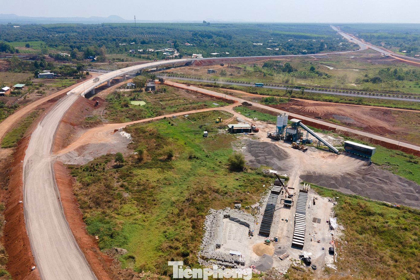 Tuy nhiên, nhiều đoạn tại nút giao này chưa có vạch kẻ đường, lan can, hàng rào bảo vệ đường cao tốc.