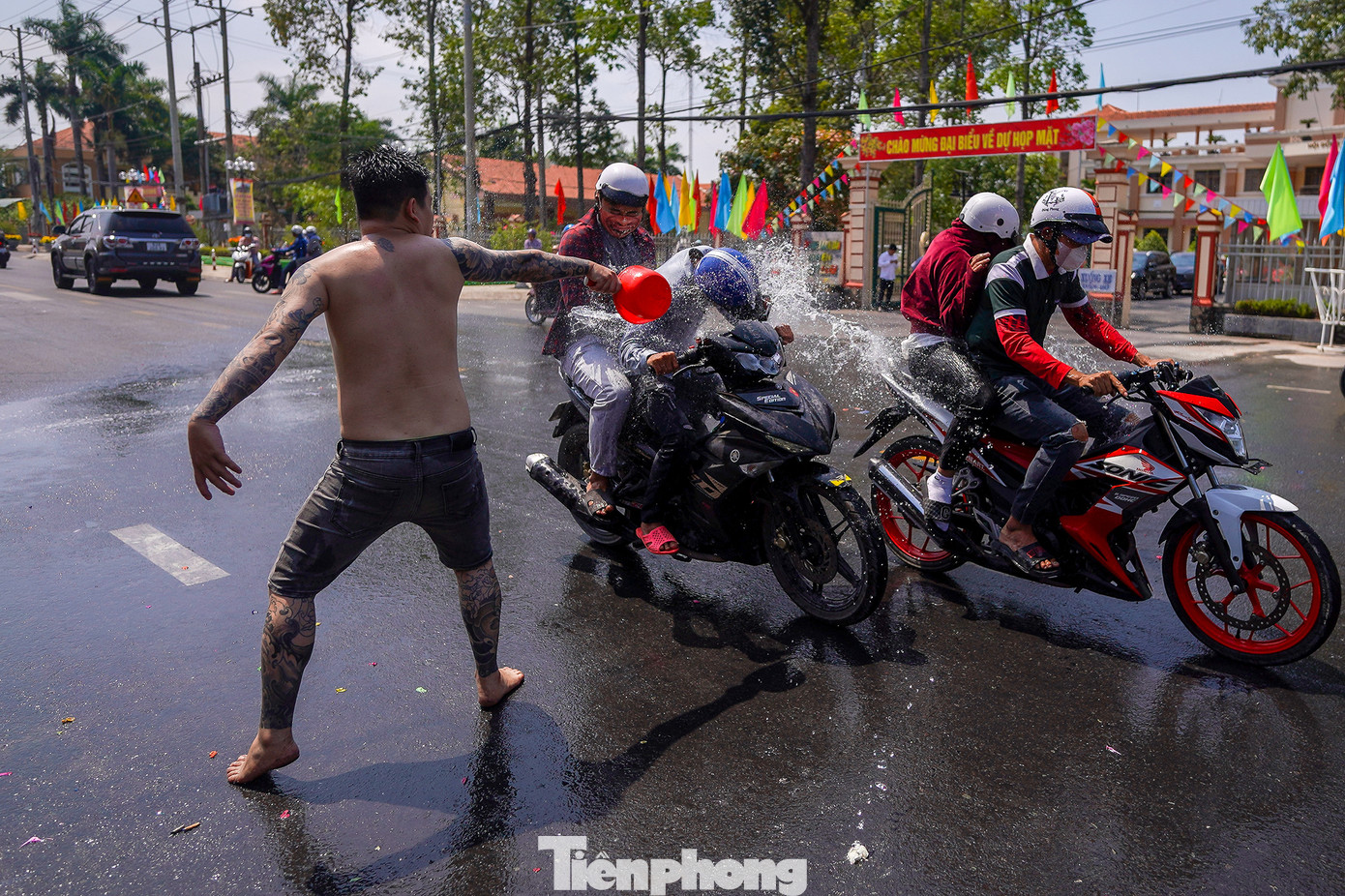 Nhiều người dân cho biết, tục lệ này gần đây đang có dấu hiệu "biến tướng" vì trước kia được làm rất đơn giản. Theo ông Nguyễn Văn Mười (Khu phố 2, thị trấn Tầm Vu), trước kia người dân không có nhiều xe máy, chủ yếu tạt nước vào xe đò. "Tôi cúng lễ từ năm 1989 đến nay, mấy cảnh chạy xe nẹt pô, lạng lách trước kia không có... Vì vậy, vào những ngày này, người dân hạn chế chạy xe, chỉ đứng trên vỉa hè theo dõi".