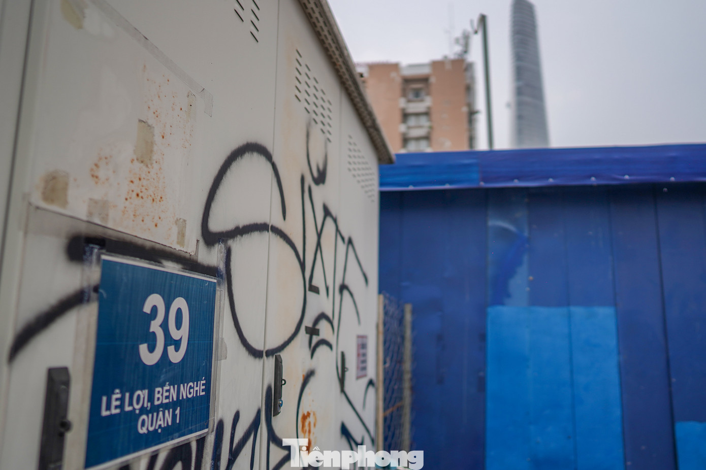 Thương xá Tax trước kia là trung tâm thương mại nổi tiếng tại TPHCM, tiếp giáp ba đại lộ lớn gồm Nguyễn Huệ, Lê Lợi và Pasteur. Sau hơn 130 năm tồn tại, năm 2016 công trình cũ đã được phá dỡ để xây trung tâm thương mại, dịch vụ, giải trí, văn phòng, khách sạn; kết nối nhà ga Metro số 1... nhưng đến nay chưa thực hiện do gặp một số vướng mắc.