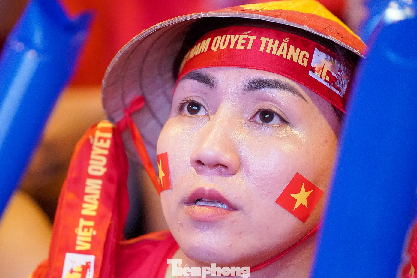 Nữ cổ động viên này có lẽ chưa tin là đội tuyển Việt Nam bị dẫn trước ngay trên sân nhà. Nữ cổ động viên này có lẽ chưa tin là đội tuyển Việt Nam bị dẫn trước ngay trên sân nhà.