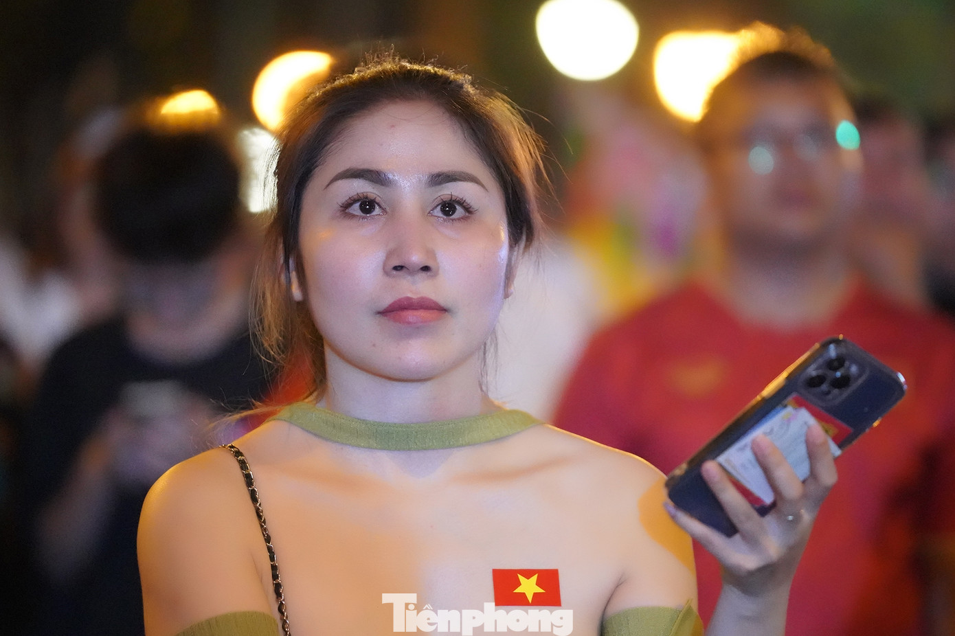 Gương mặt đăm chiêu của một nữ cổ động viên khi đội tuyển bị dẫn trước. Gương mặt đăm chiêu của một nữ cổ động viên khi đội tuyển bị dẫn trước.