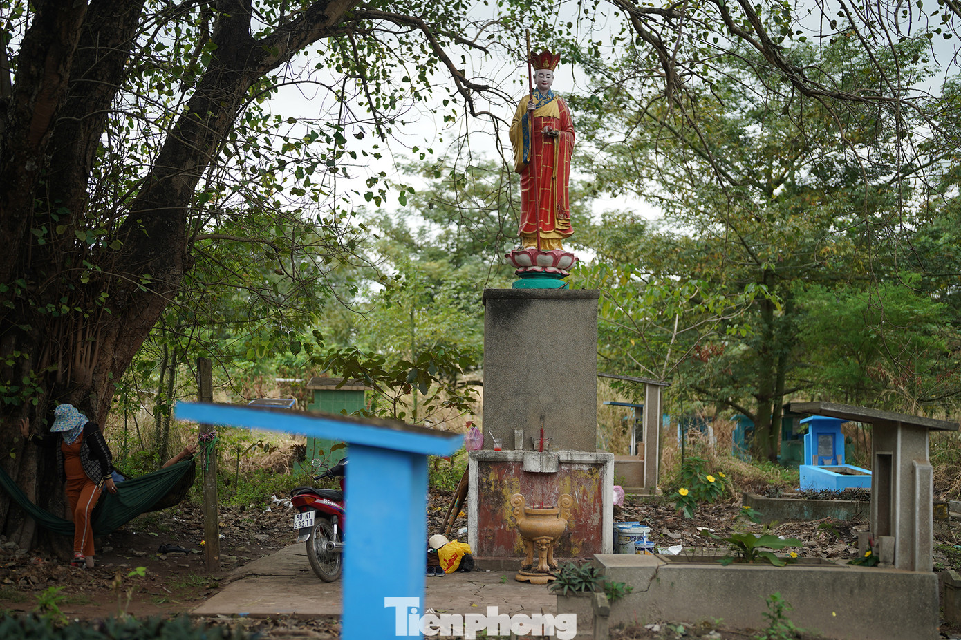 Thân nhân có mộ ở nghĩa trang Bình Hưng Hòa đăng ký kê khai, đăng ký bốc mộ tại Ban Bồi thường giải phóng mặt bằng quận Bình Tân (số 380 Kinh Dương Vương, phường An Lạc A, quận Bình Tân, đối diện Bến xe Miền Tây).