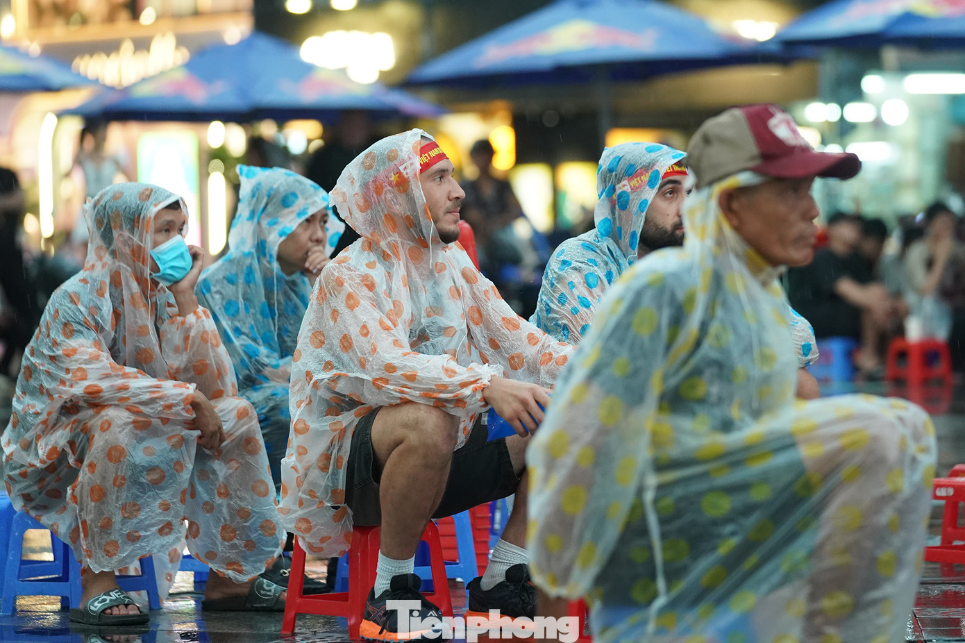 Vẫn xuất hiện người nước ngoài cổ vũ các cầu thủ. Vẫn xuất hiện người nước ngoài cổ vũ các cầu thủ.