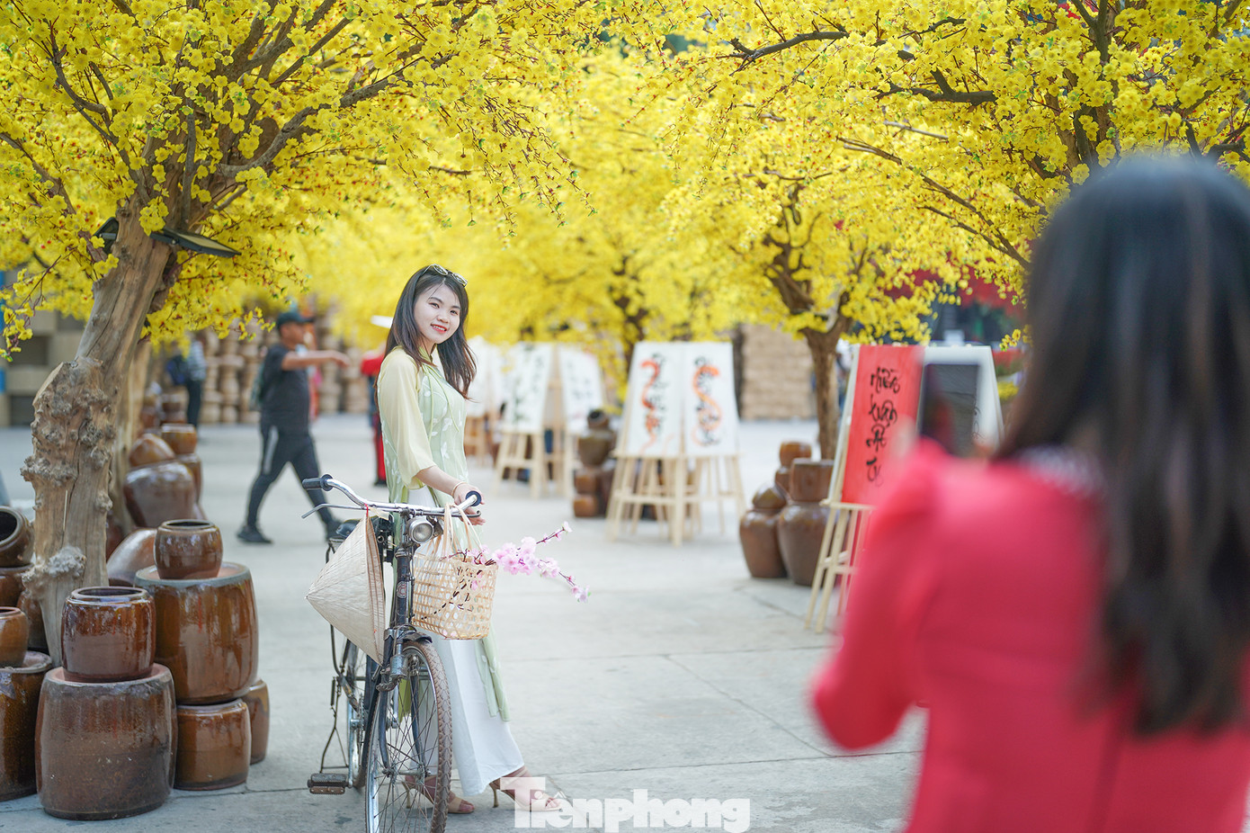 Điểm nhấn của Lễ hội Tết Việt 2025 là "ngôi nhà ngày xuân" được xây dựng mô phỏng hình ảnh ngôi nhà sàn ở An Giang gắn với gian bếp, sân vườn đầy hoa cỏ mùa xuân mang đến những ngày Tết yên bình. Không gian xuân Nhà Văn hóa Thanh Niên hàng năm thu hút rất đông người dân, nhất là các bạn trẻ đến tham quan, chụp ảnh.