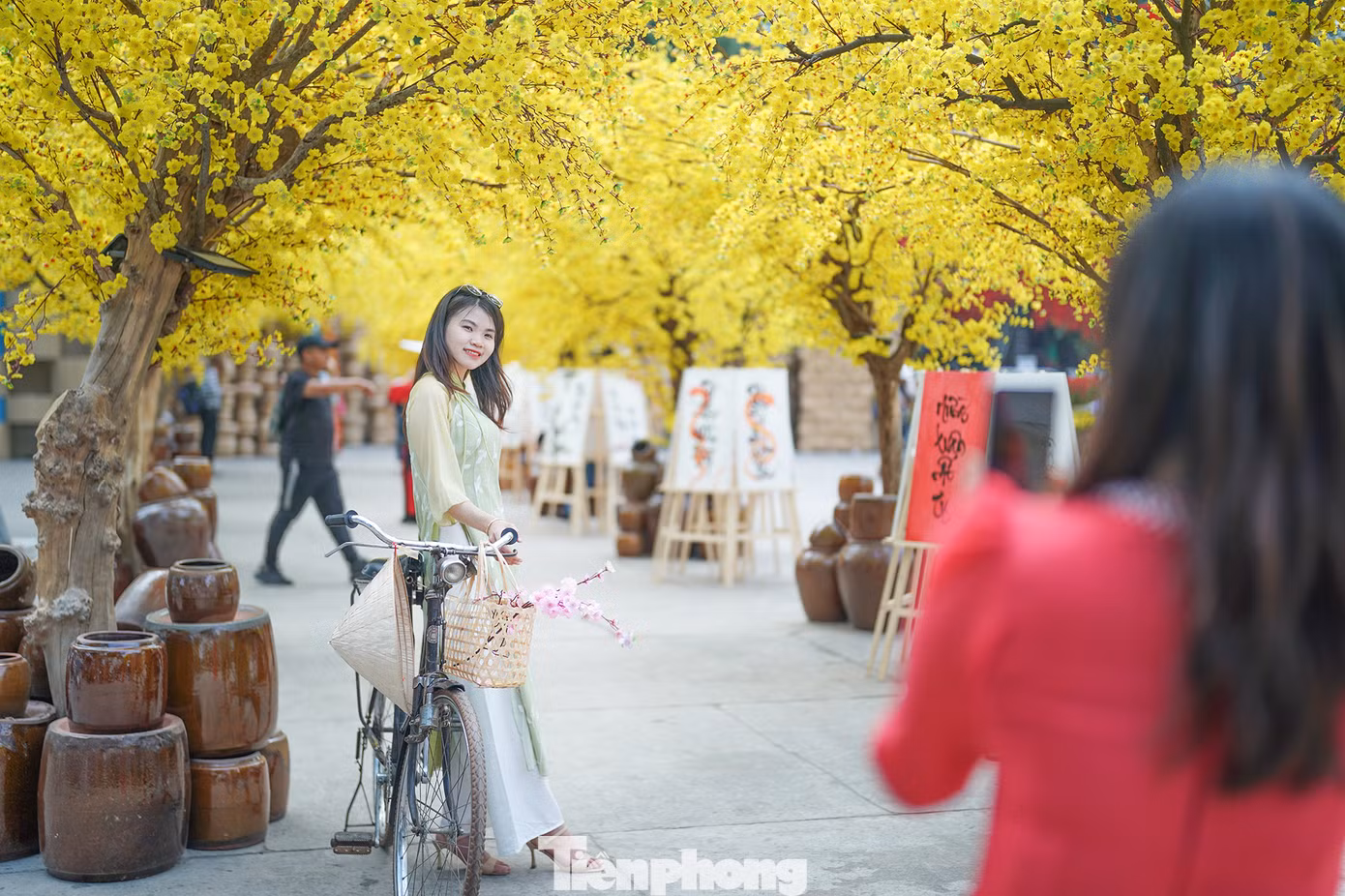 Điểm nhấn của Lễ hội Tết Việt 2025 là "ngôi nhà ngày xuân" được xây dựng mô phỏng hình ảnh ngôi nhà sàn ở An Giang gắn với gian bếp, sân vườn đầy hoa cỏ mùa xuân mang đến những ngày Tết yên bình. Không gian xuân Nhà Văn hóa Thanh Niên hàng năm thu hút rất đông người dân, nhất là các bạn trẻ đến tham quan, chụp ảnh. Điểm nhấn của Lễ hội Tết Việt 2025 là "ngôi nhà ngày xuân" được xây dựng mô phỏng hình ảnh ngôi nhà sàn ở An Giang gắn với gian bếp, sân vườn đầy hoa cỏ mùa xuân mang đến những ngày Tết yên bình. Không gian xuân Nhà Văn hóa Thanh Niên hàng năm thu hút rất đông người dân, nhất là các bạn trẻ đến tham quan, chụp ảnh.