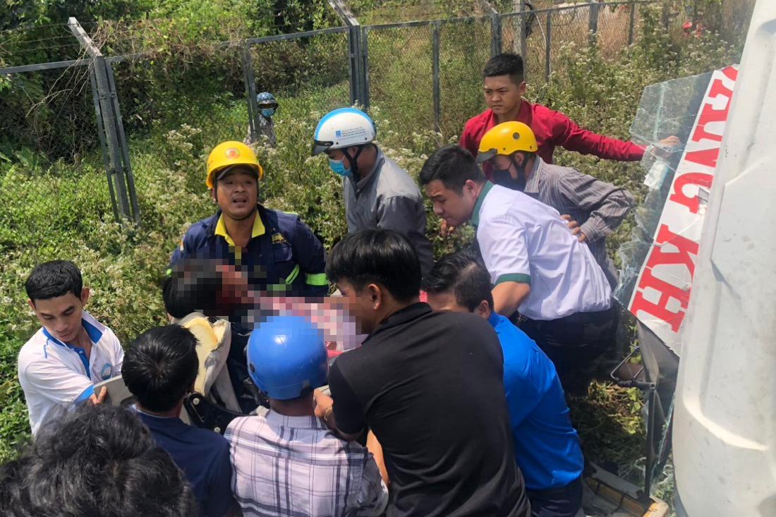 Một nạn nhân được đưa ra ngoài, chấn thương khá nặng. (Ảnh: HD)