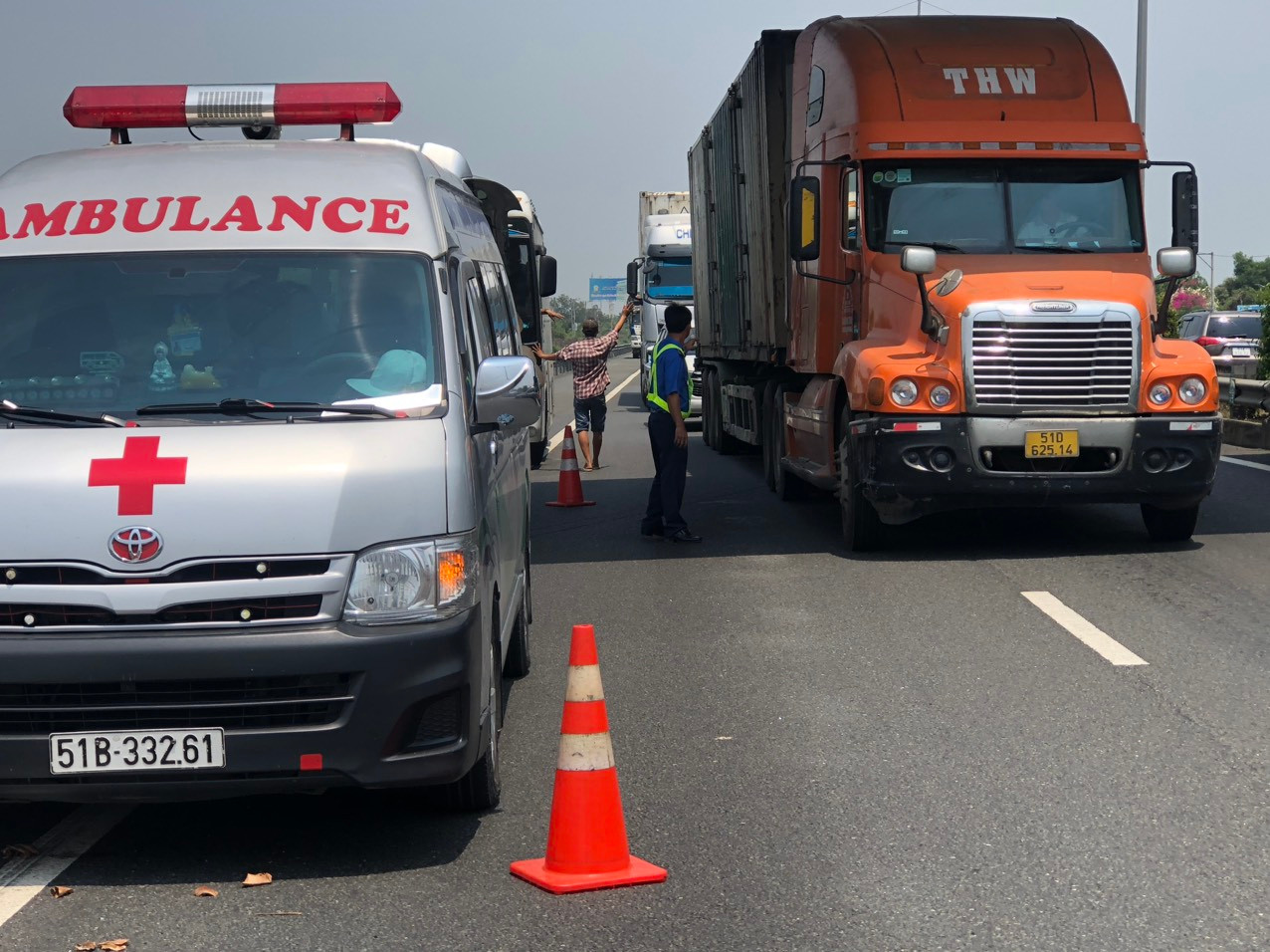 Ngay sau khi xảy ra tai nạn, lực lượng chức năng đã có mặt kịp thời đưa các nạn nhân đi bệnh viện cấp cứu; lên phương án cẩu phương tiện bị nạn ra phía đường gom.